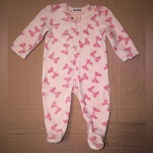 🎀JUICY COUTURE🎀Soft Fleece Footed Baby Sleeper Onesie🎀6-9 Months🎀